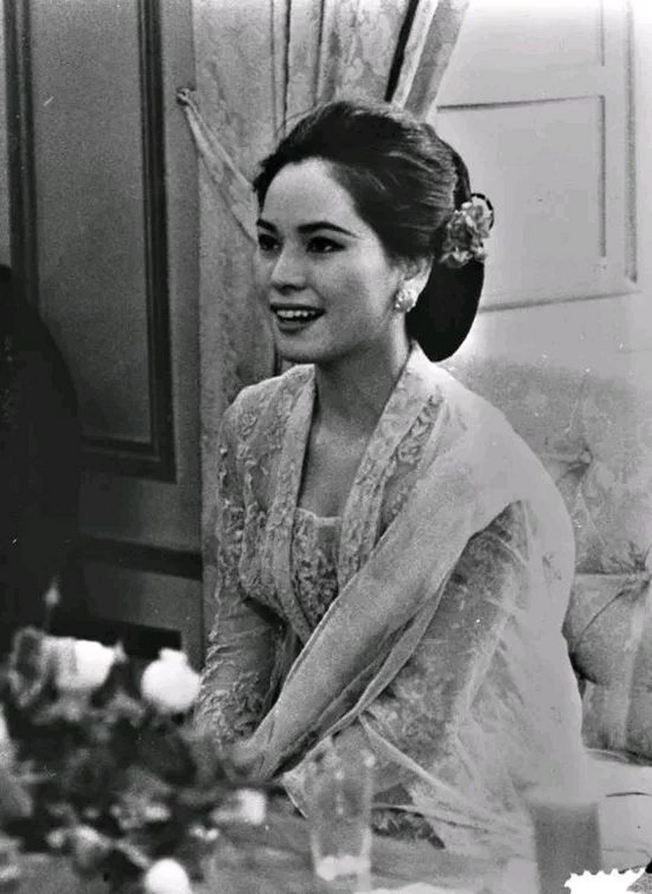 印尼前总统苏加诺的第四任妻子黛薇夫人的照片,这个女人称得上是天姿