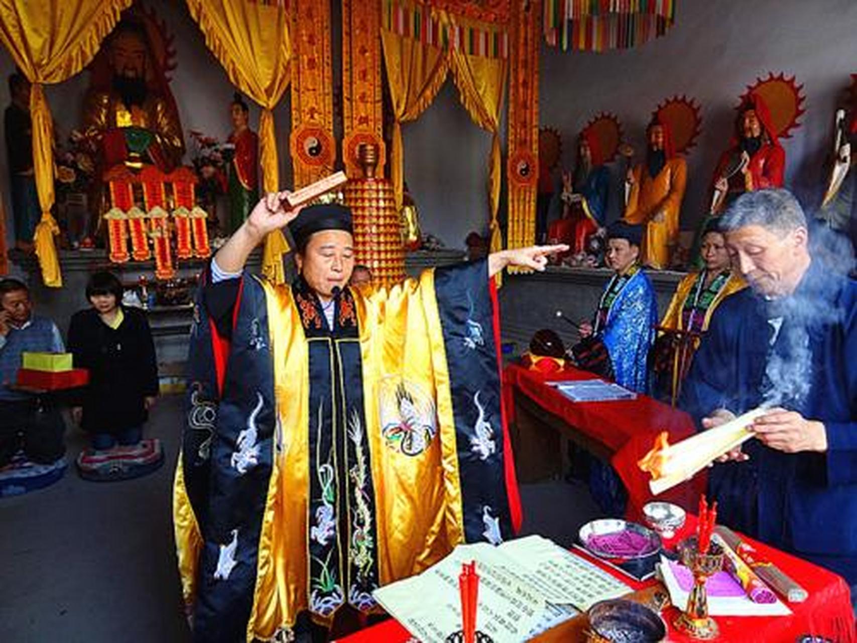 四川青城山太清宫发布道士招募公告,公告中提出4点要求:1,遵循父母