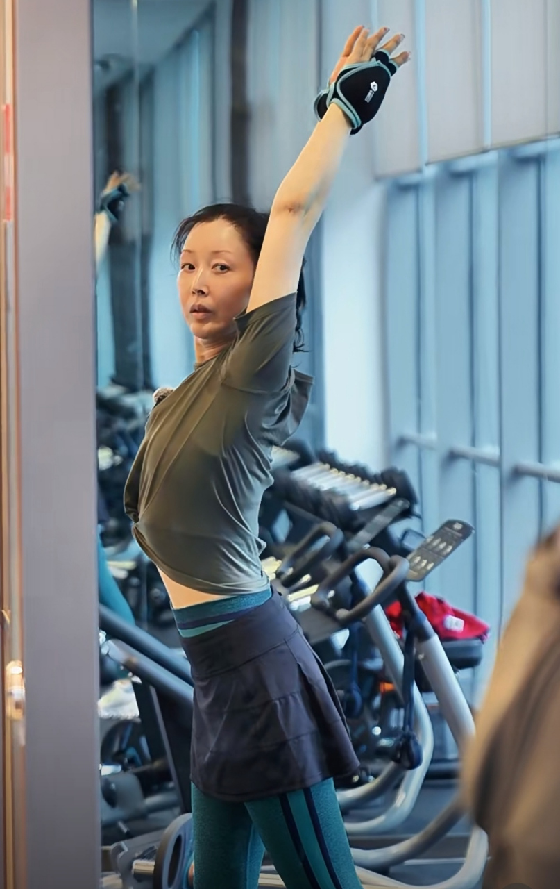 歌手孙悦再晒健身日常,她的肚子比很多年轻女生都瘦,整体特别匀称,有