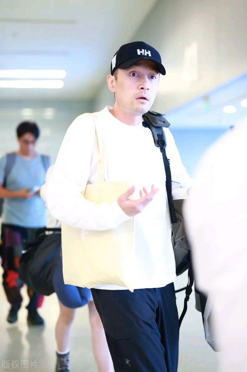 今天胡歌亮相北京机场,他这次走经典的黑白搭配风格,看上去年轻又帅气
