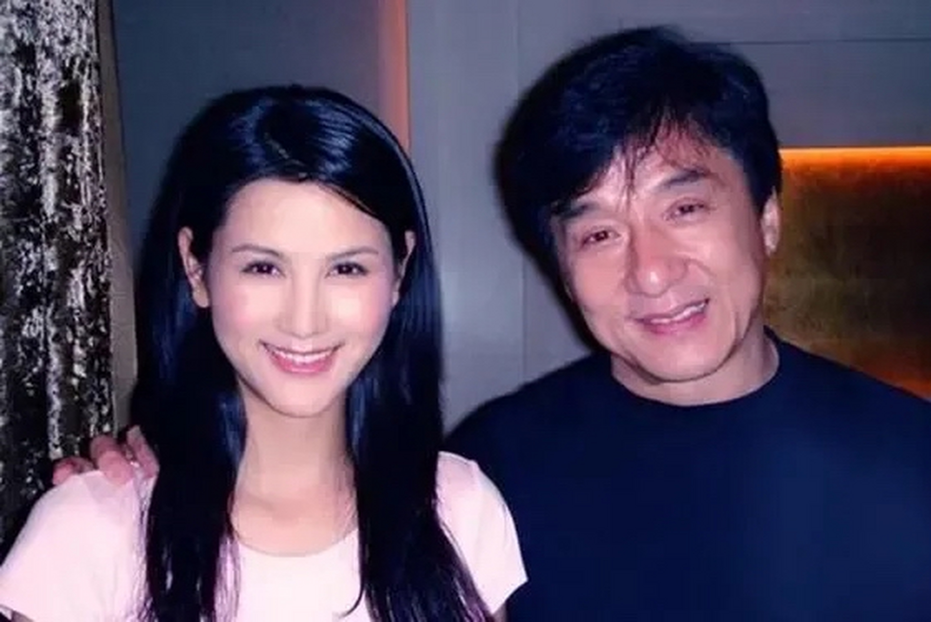 当年,吴绮莉曝光成龙的私生女后,成龙大笑:"我太开心了,我终于有理由