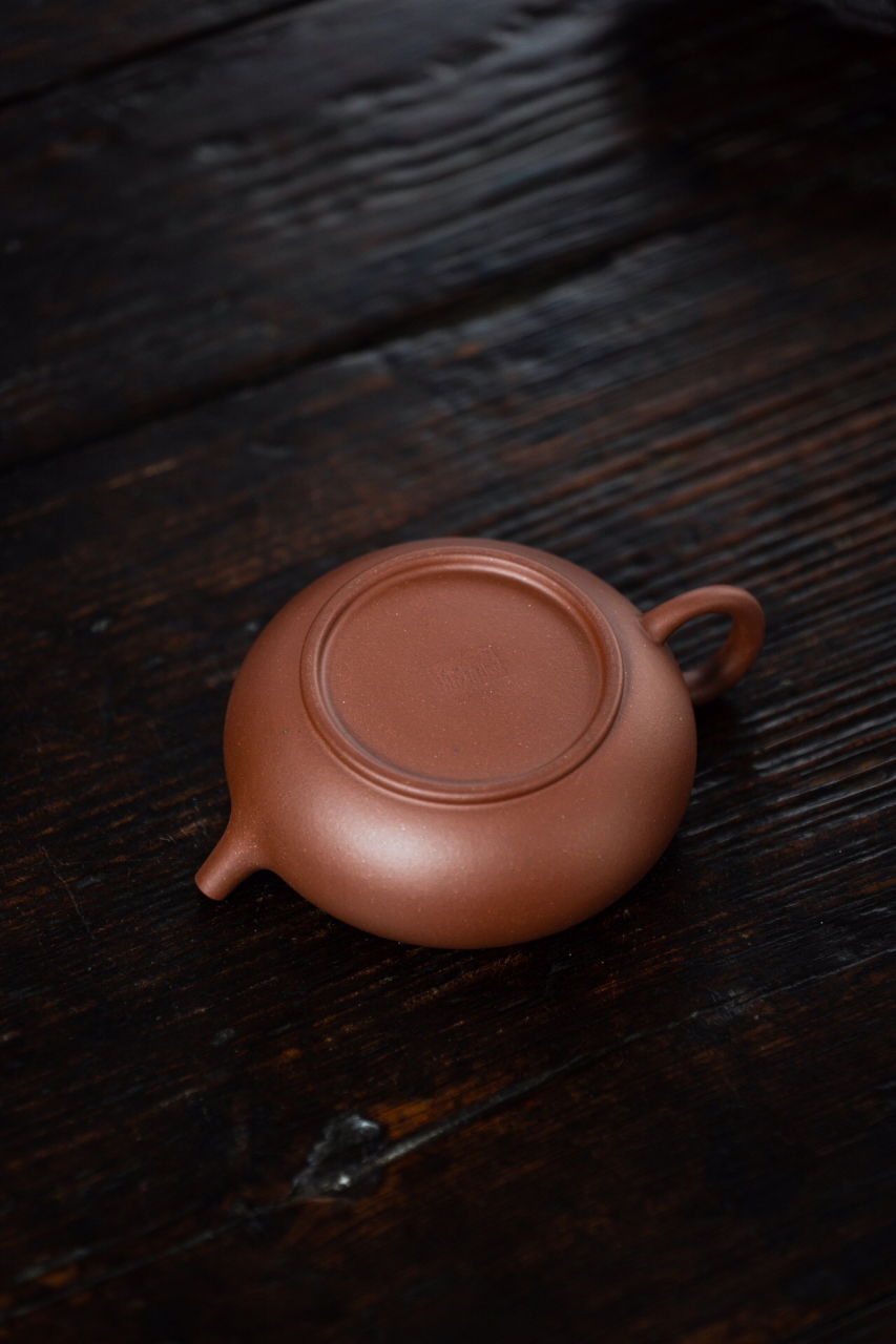 大彬扁鼓,一个容量为130毫升的紫泥茶壶,拥有无数大师和前辈们制作过