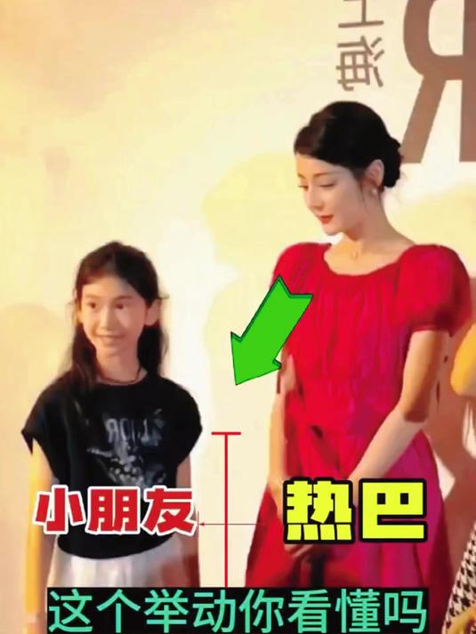 注意看,小朋友紧张不敢靠近热巴合影,迪丽热巴的举动好暖心!