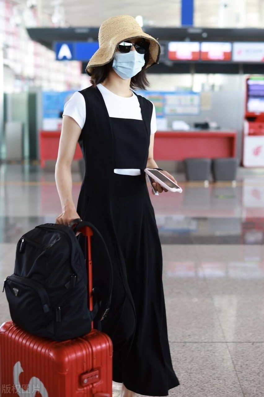 今天王珞丹亮相北京机场,她这次搭配的特别漂亮,气质也很出众,像个很