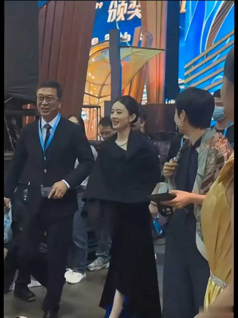 正午阳光老总侯鸿亮随同赵丽颖一起大布向前走,脸上笑容不断,在他心里