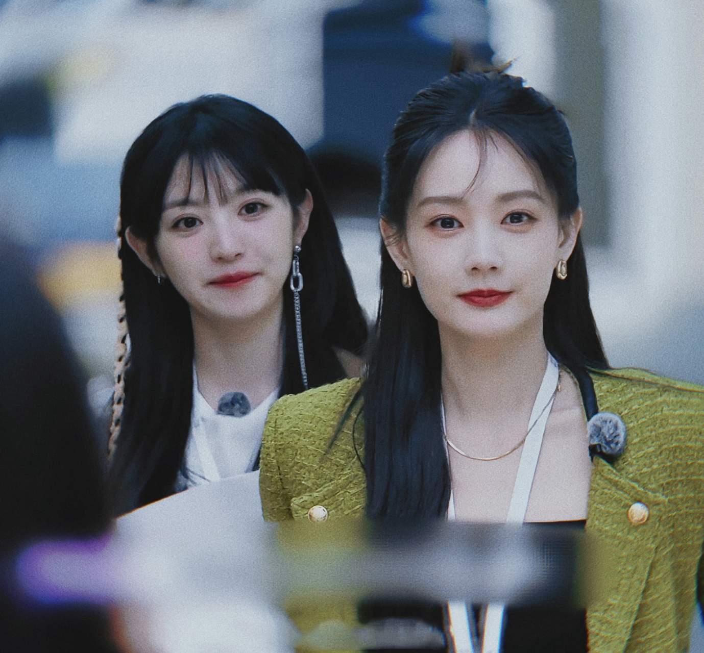 李一桐,田曦薇《女子推理社》同框合照,两美女同款也太养眼了不同气质