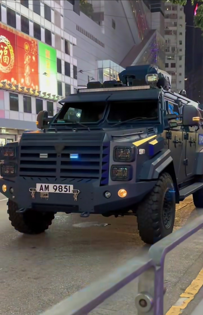 亮相香港铜锣湾街头的国产"剑齿虎"防暴装甲车,为"东方之珠"保驾护航!