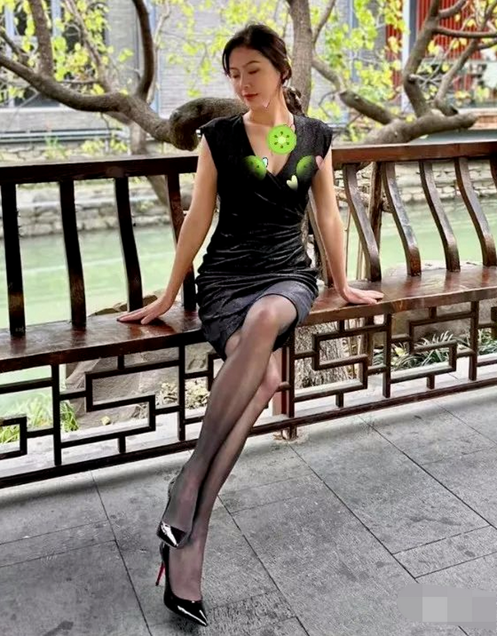 性感与美貌并存,街拍高跟黑丝美熟