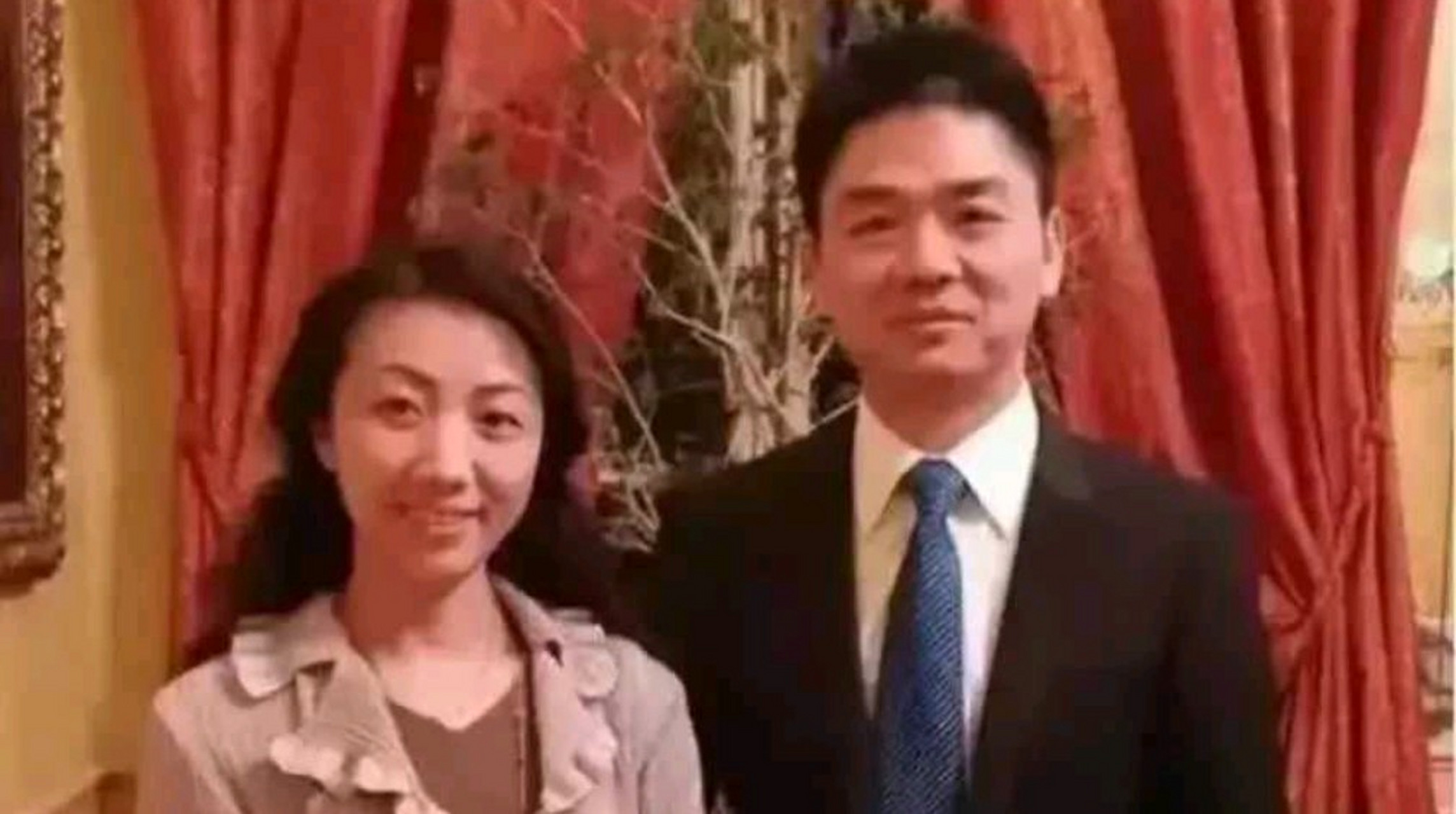 龚小京打扮的非常简单,但难掩成熟优雅,面对镜头依然能够坦然微笑
