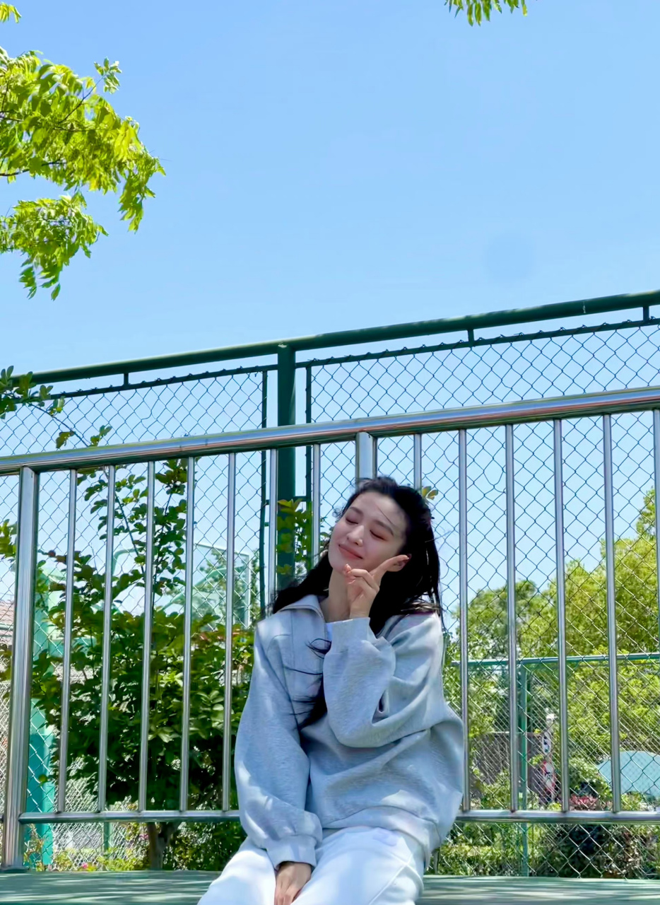 素颜的王楚然阳光,自然!透过手指分享阳光!