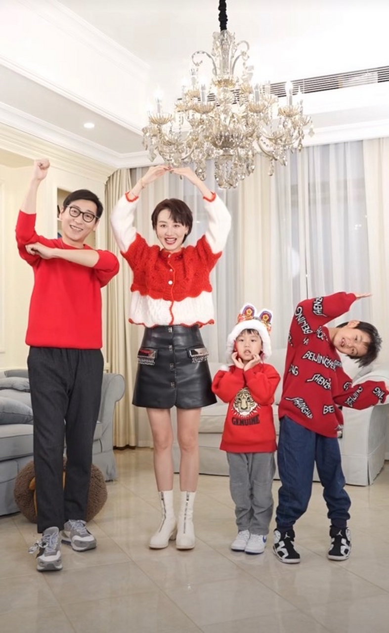 知名主持人郭晓敏与李好一家四口同穿红色上衣,喜气洋洋.