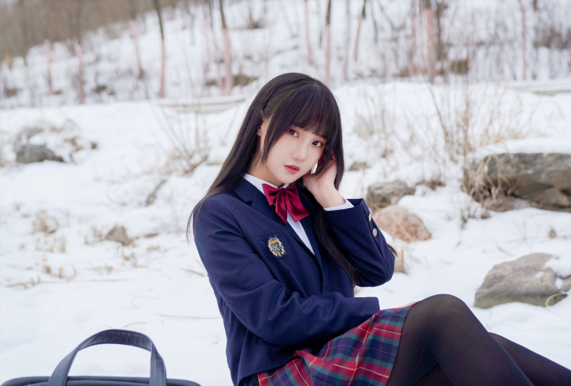 雪地中穿"黑丝"jk制服的少女,她的温柔,好似能将冰雪融化