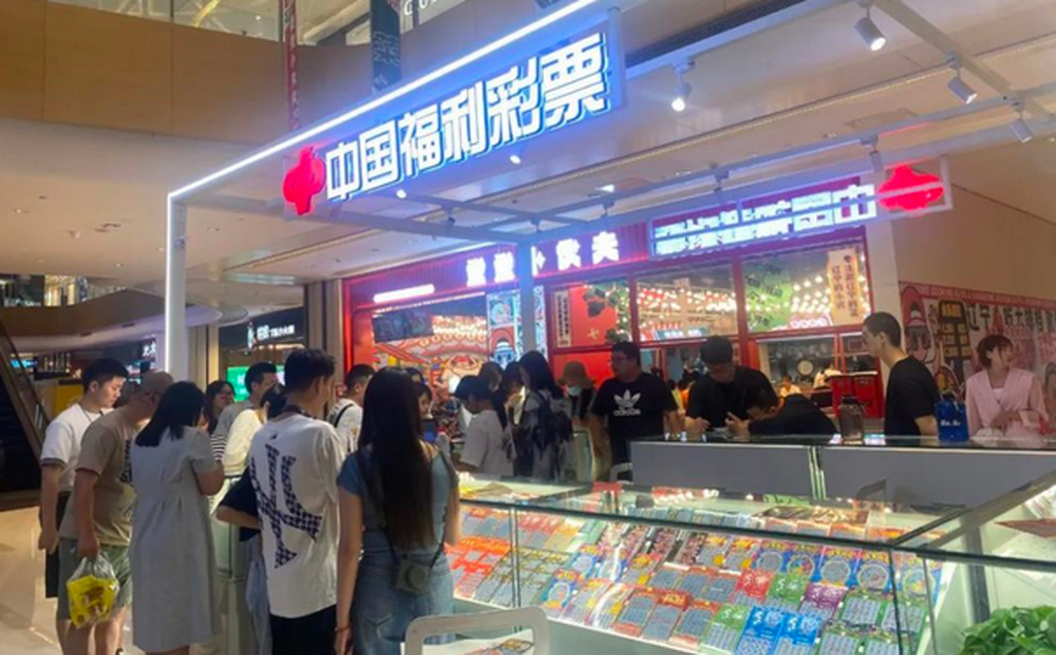 打着福利字样的彩票店开进了高档商场,为普通人提供衣食住行的门店一