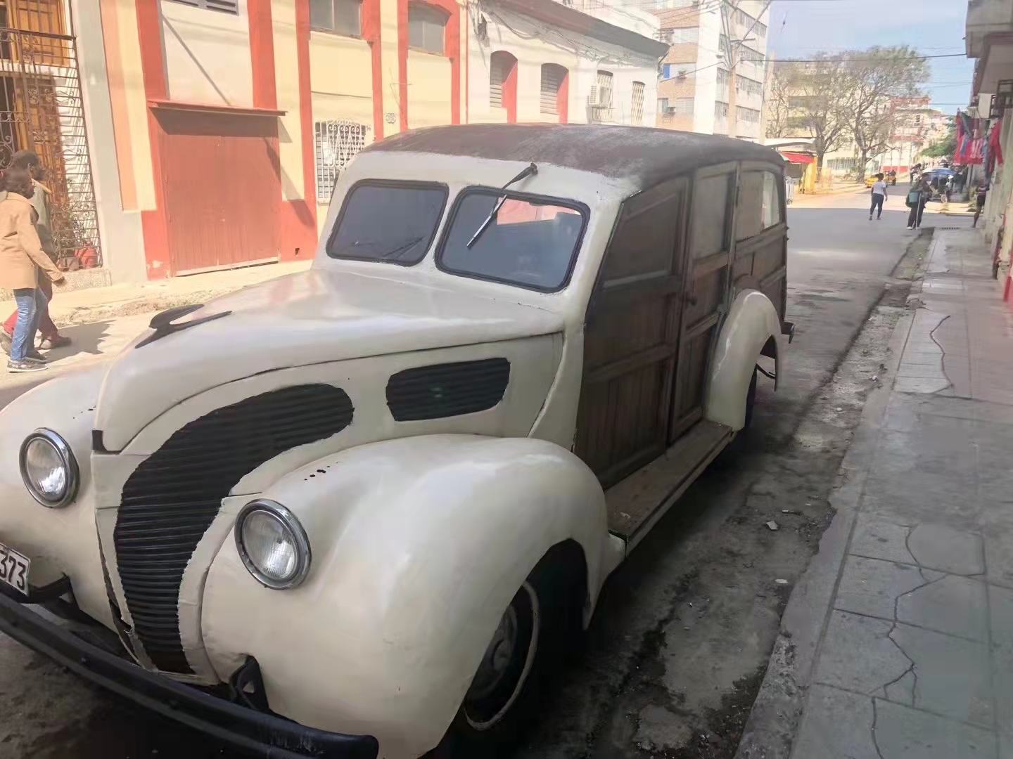 到古巴旅游,看到满大街50年代的老爷车:一辆老爷车售价5万美金