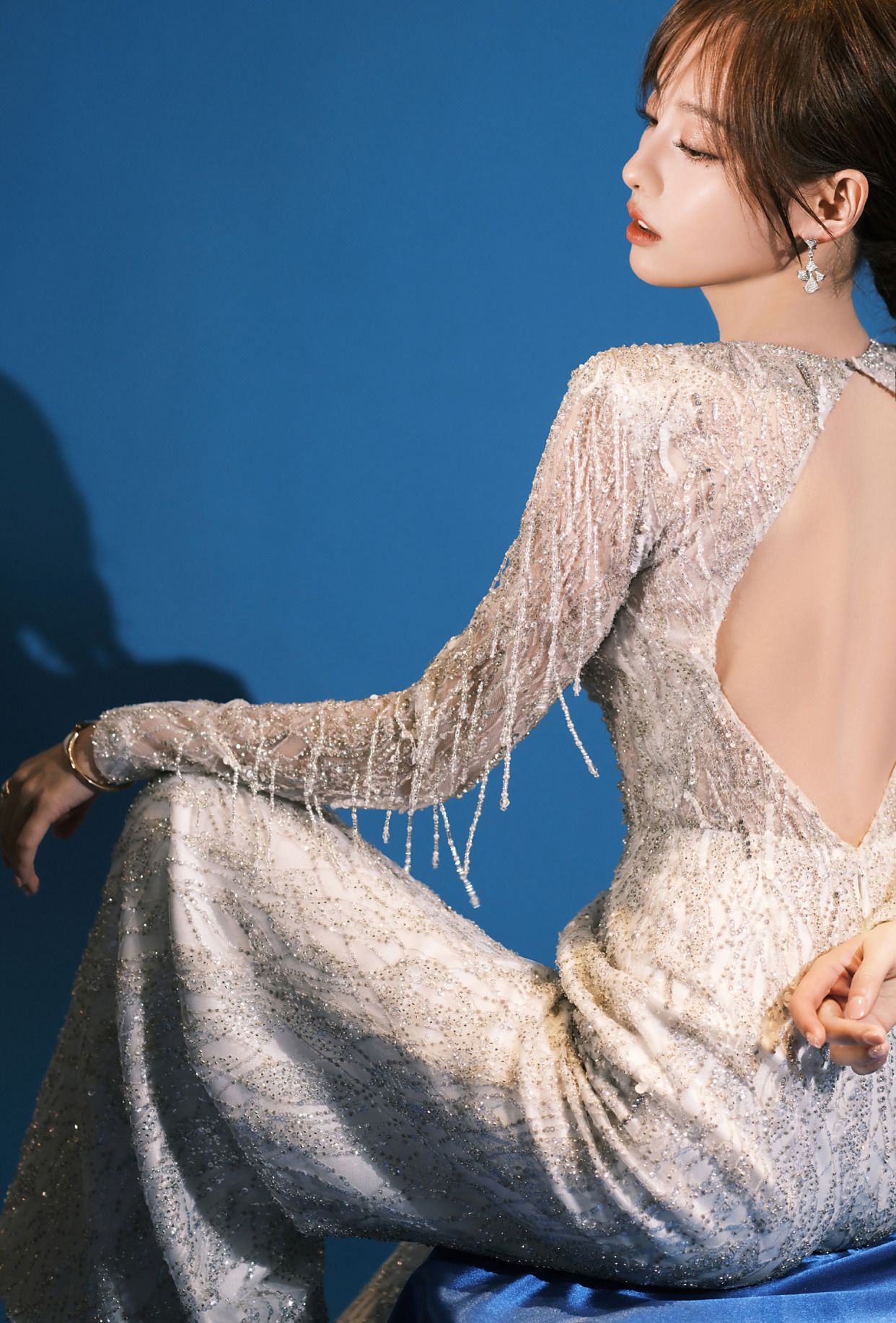 张嘉倪写真,一袭深v露背礼裙,纯情淡雅,时尚俏丽