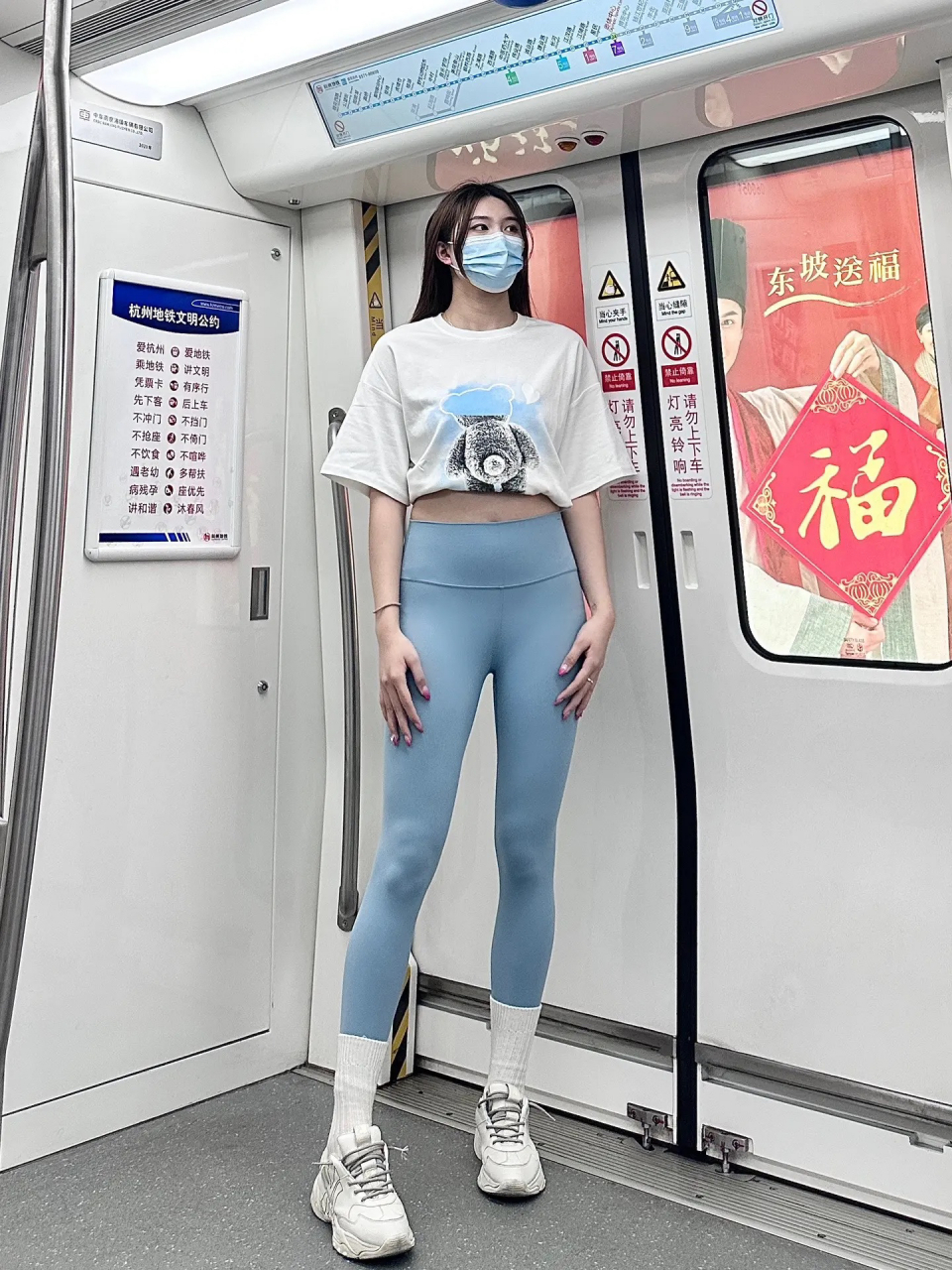 蜜桃街拍|地铁微胖女神,身材真的是绝了,谁娶到谁开心#蜜桃街拍