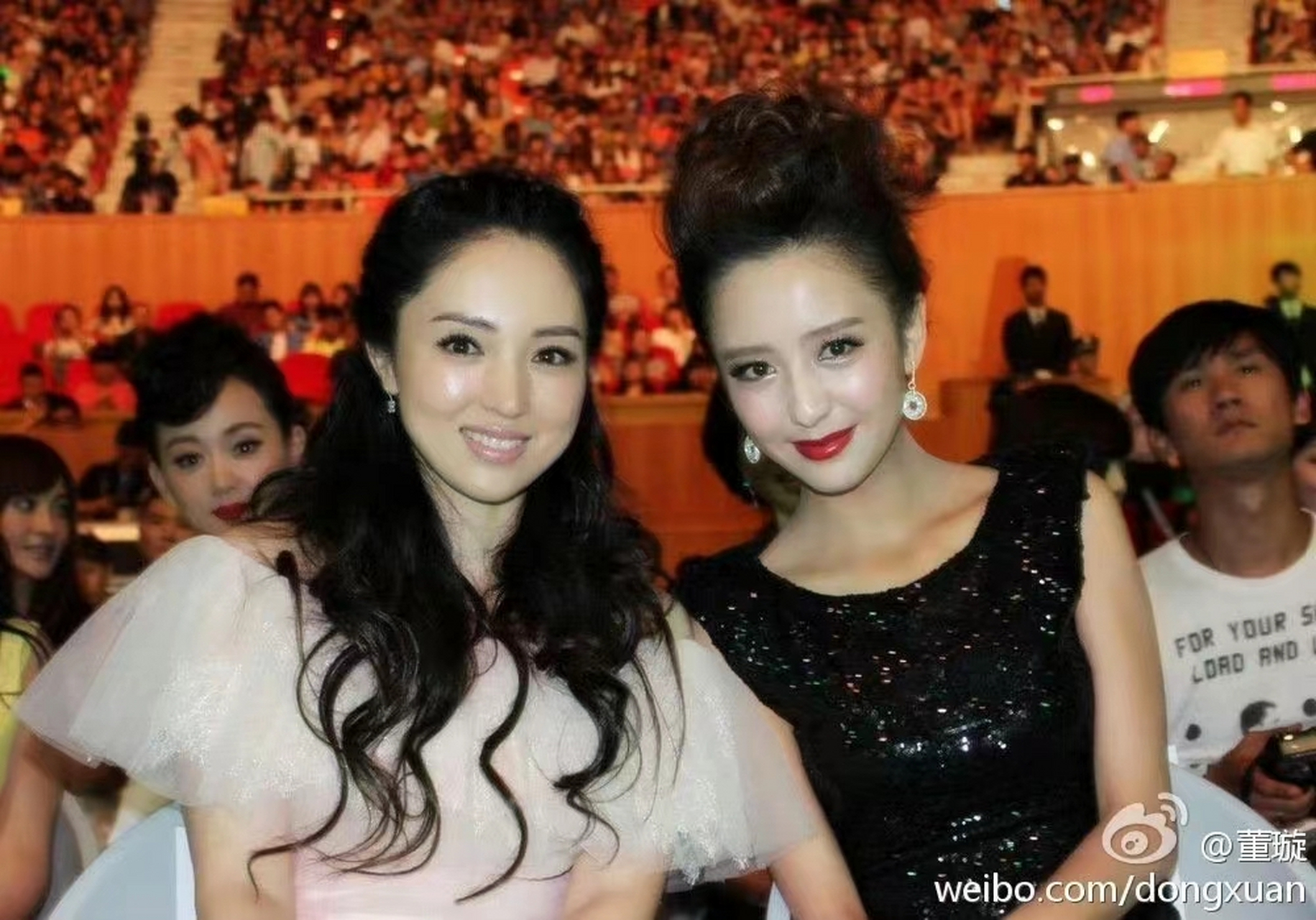 佟丽娅晒和董璇的合照##佟丽娅董璇好像#  提问:哪个是佟丽娅,哪个是