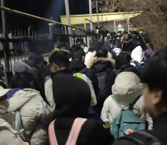 首批撤离的中国留学生顺利通关，今天的撤离多亏了祖国的强大