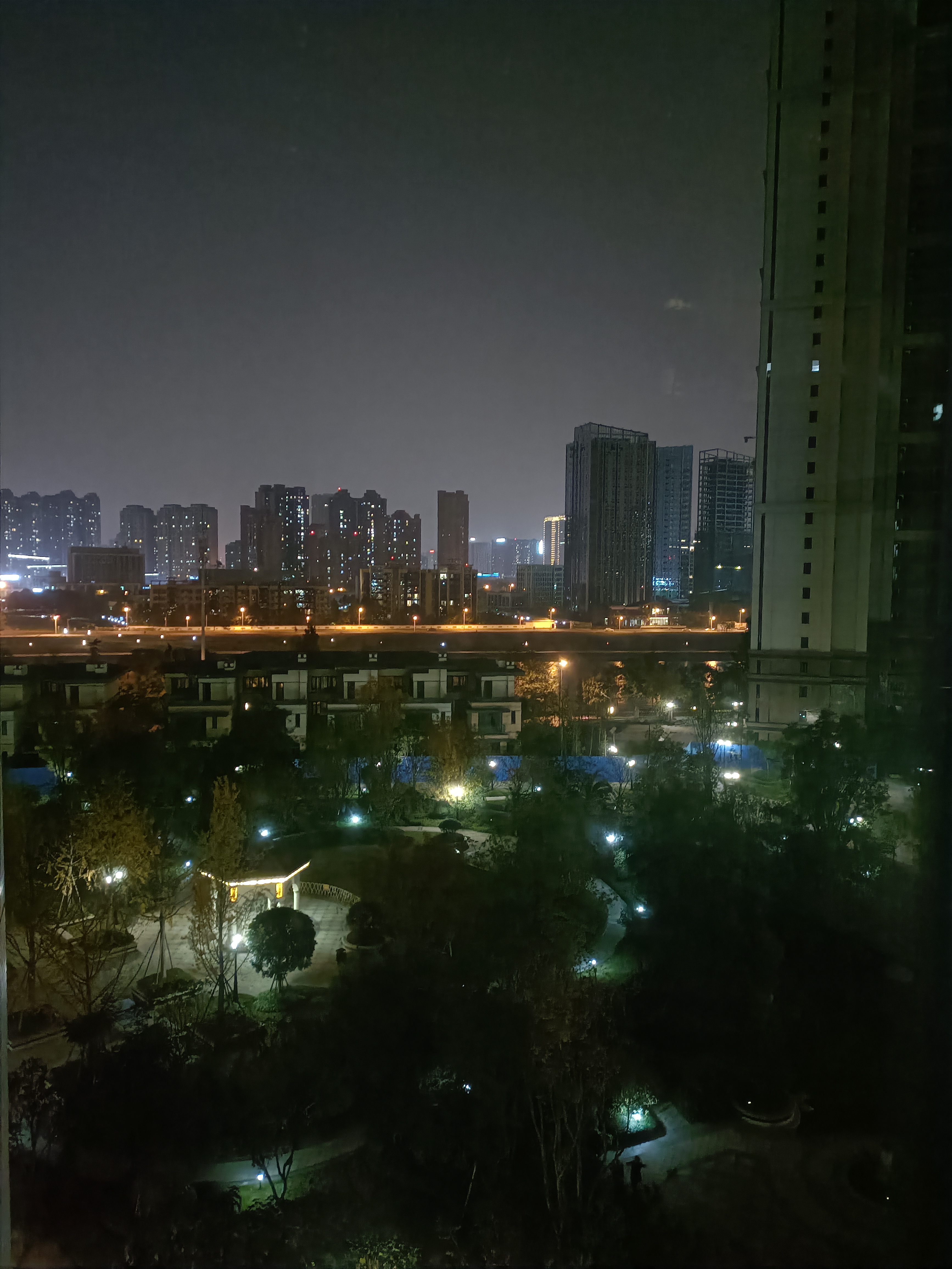 小区楼下夜晚真实图片图片