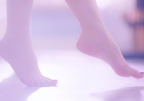 鞠婧祎纤纤玉足,连脚都美的过分,如何才能养成和她一样的玉足?