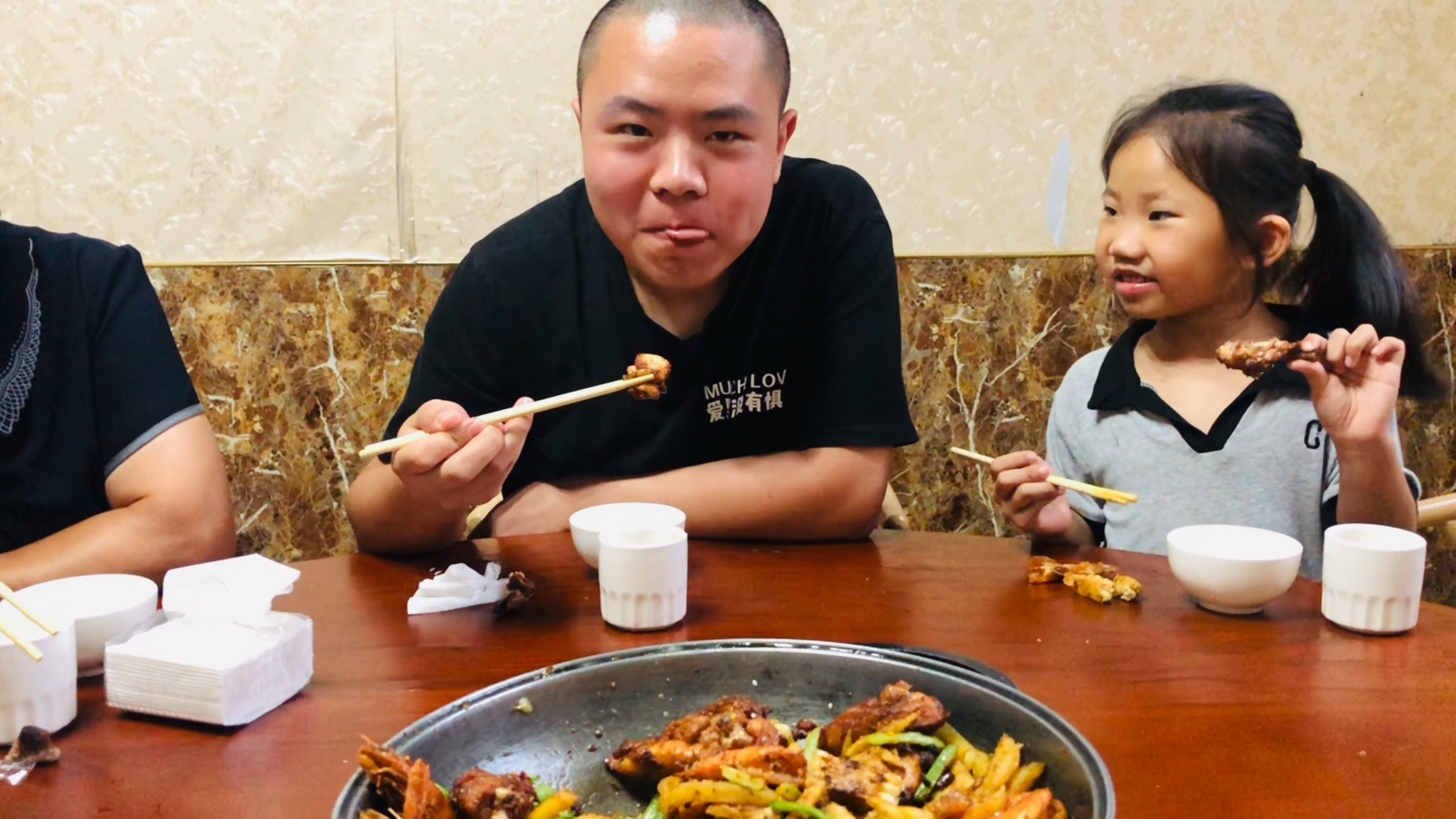 小伙过生日吃鸡又吃虾,吃的根本都停不下来嘴