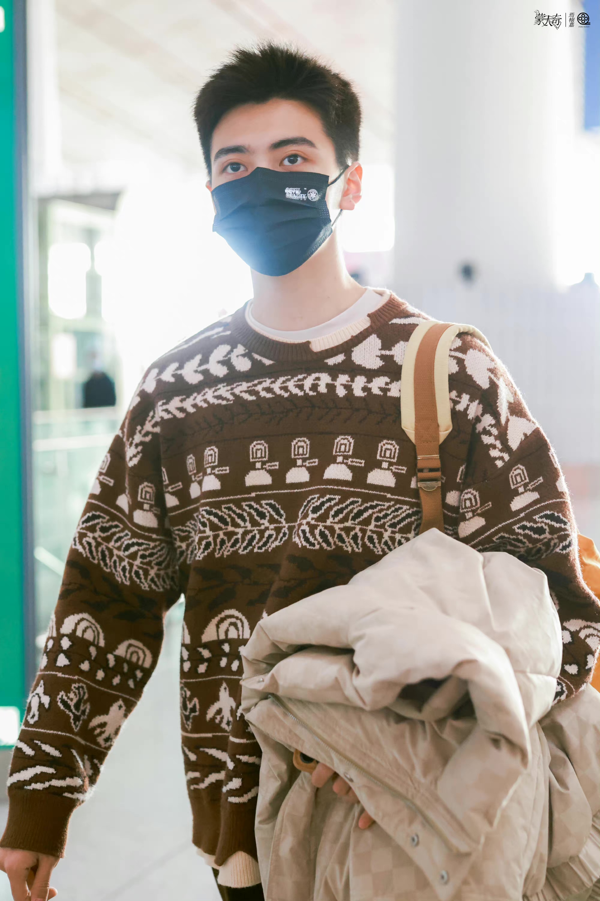 焉栩嘉今日份机场饭拍,毛衣 短发干练清爽