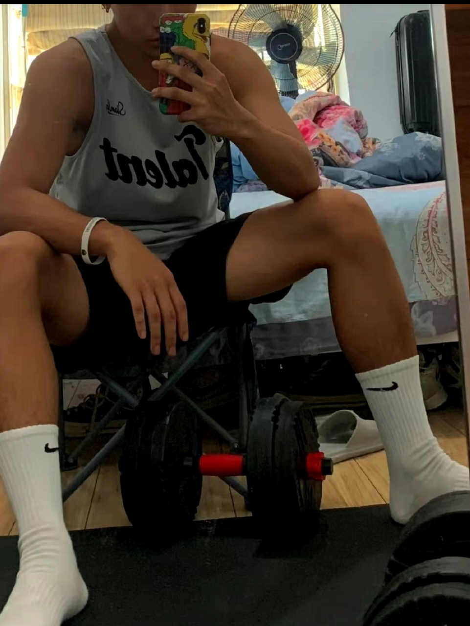 这种爱对镜玩自拍的黑皮体育生弟弟看起来很有阳刚之气呢!