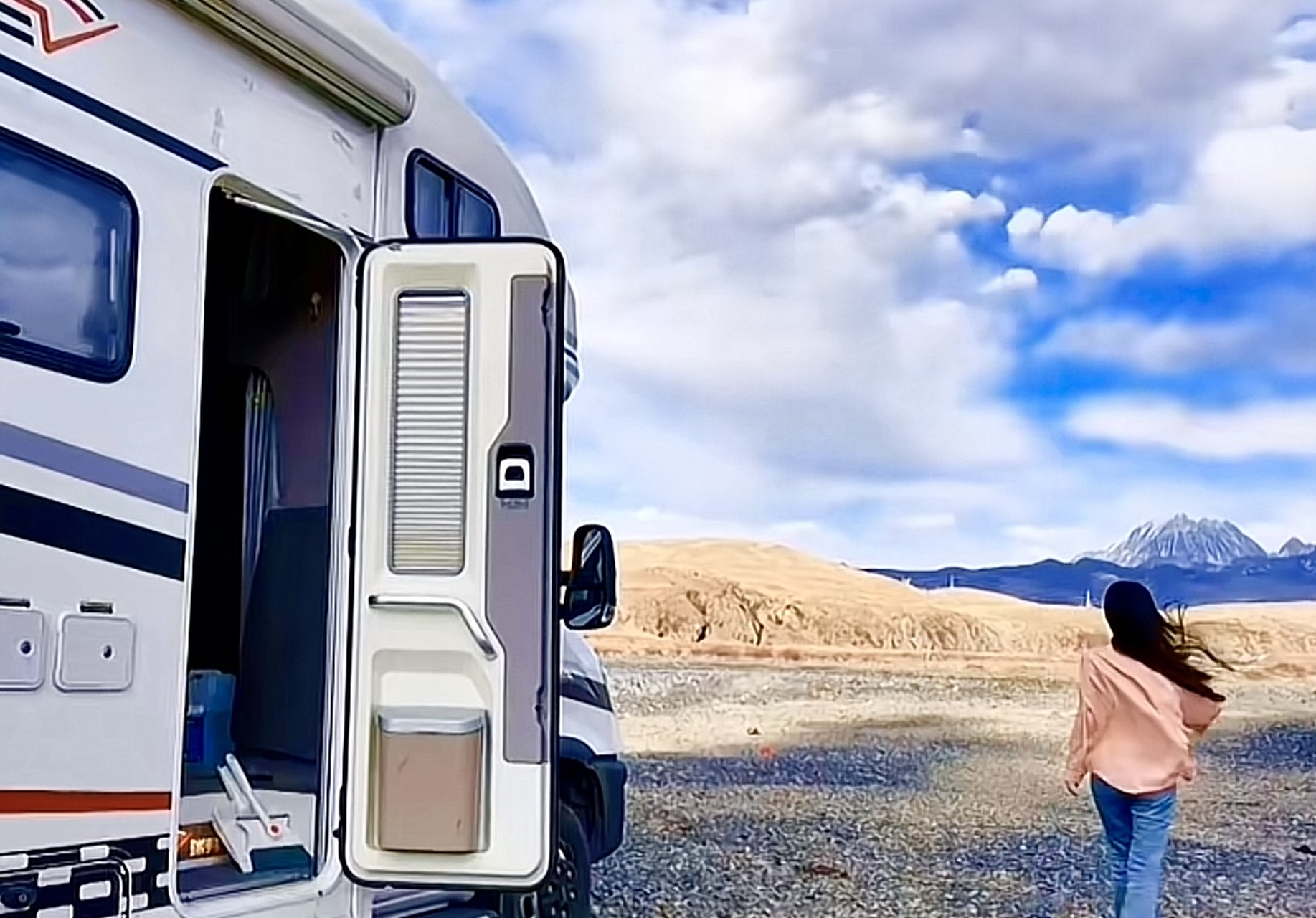 这姑娘胆子大,一个人开房车去高原,到了甘孜车没油了,而且海拔4000多