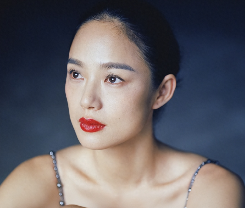 周韵:15岁获选美冠军,靠气质征服浪子姜文,今44岁是两儿子的妈