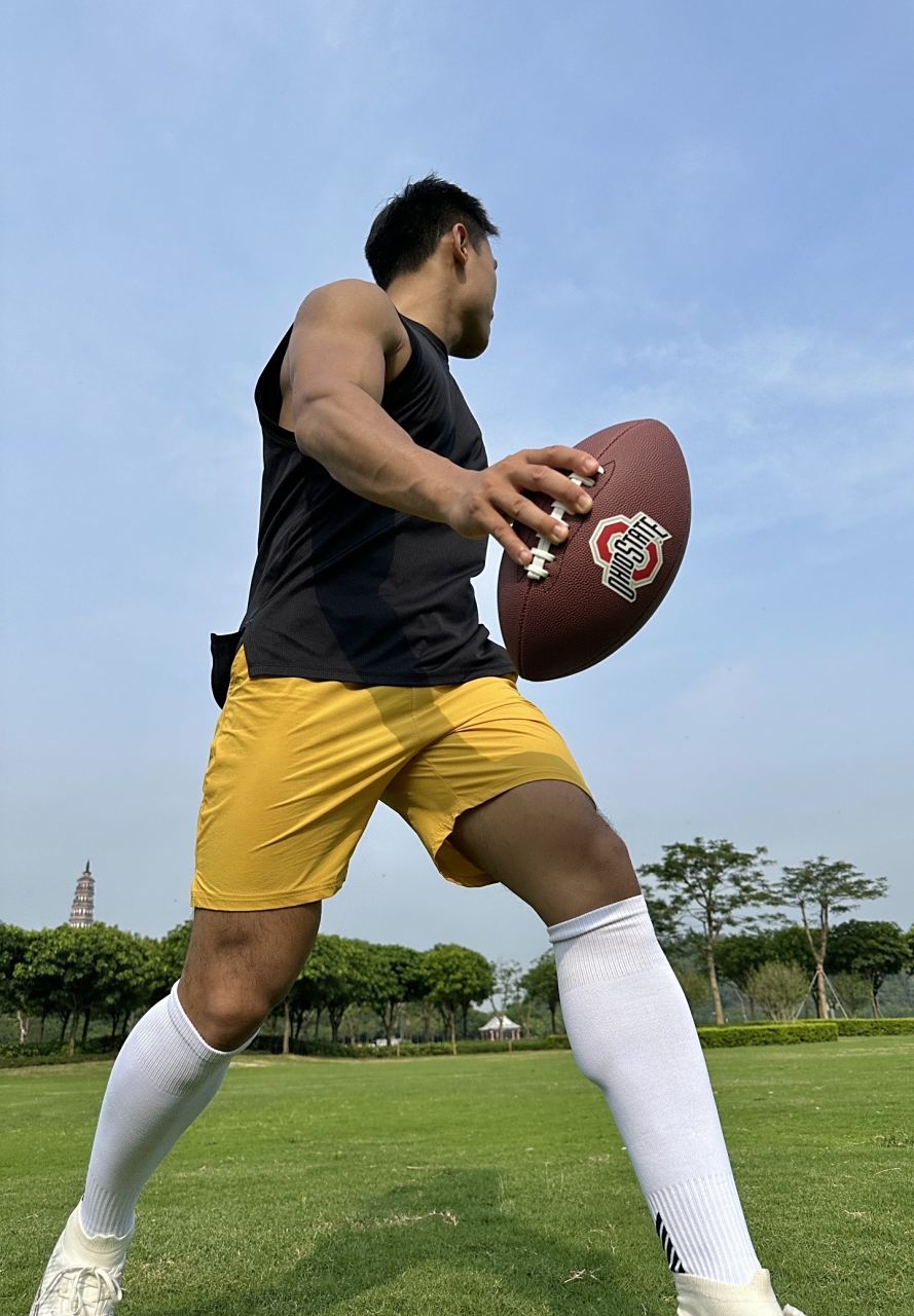 重磅美式橄榄球运动员,在国内这个身材算不错的了#人像摄影# #遇见好