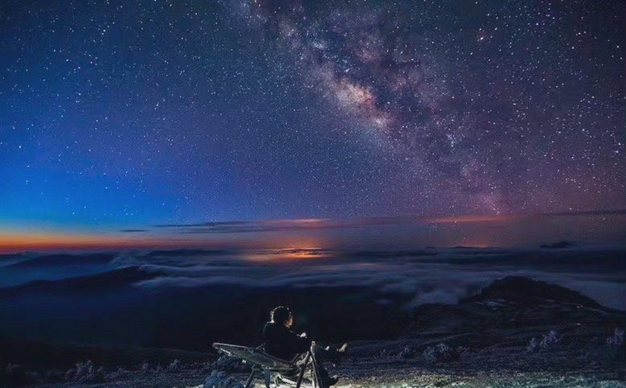 "当你在夜晚孤军奋战时 ,漫天星光会因你而闪烁"