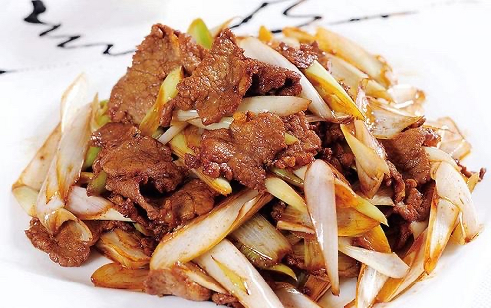 洋葱半个,油1汤匙,盐1/2 小勺,孜然粒,香菜适量 做法 1,洋葱切丝,羊肉