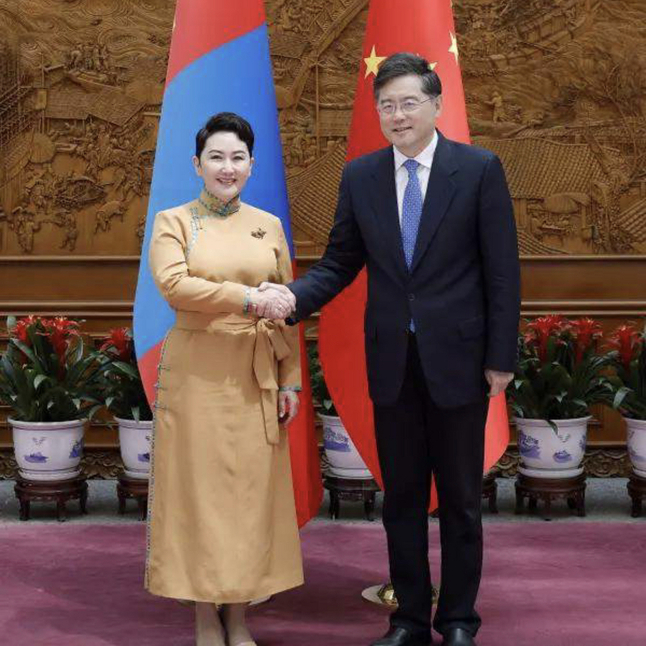 五一节那天,国务委员兼外长秦刚同蒙古国外长巴特策策格举行了会谈