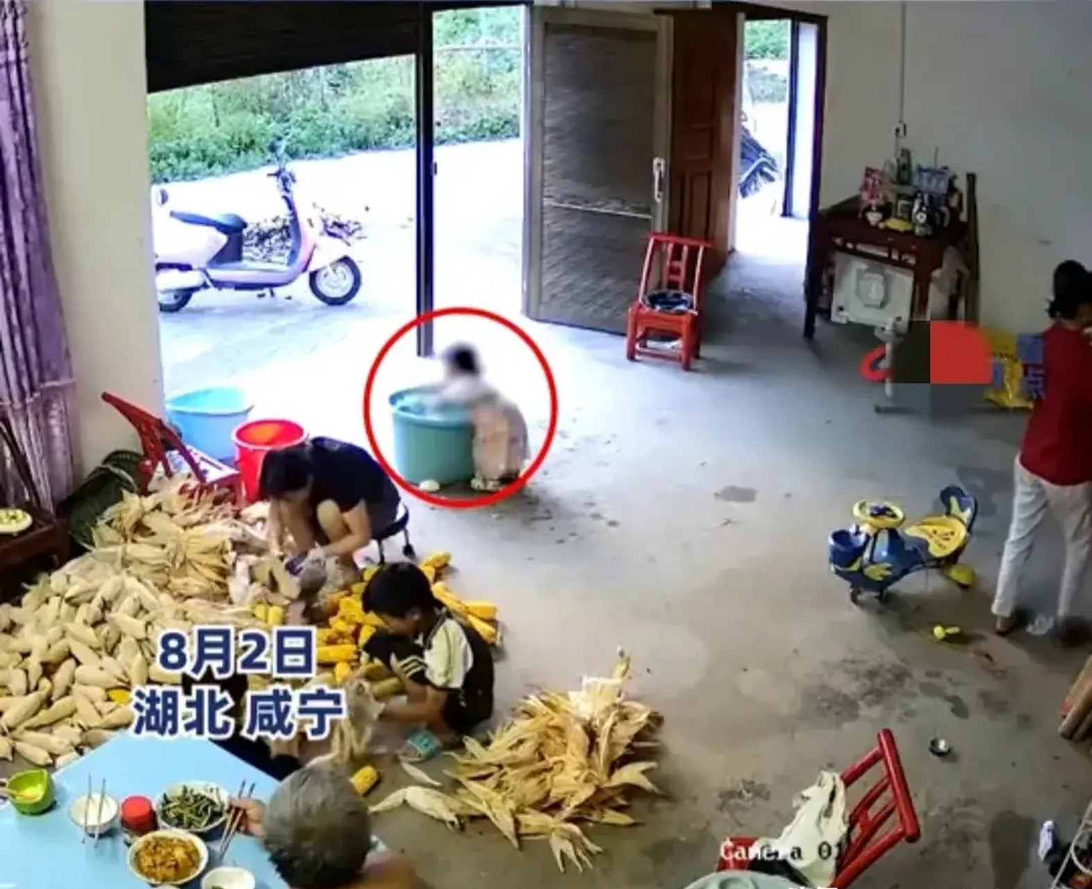 1岁女童一头栽进洗澡桶溺水挣扎#  8月2日,湖北咸宁.