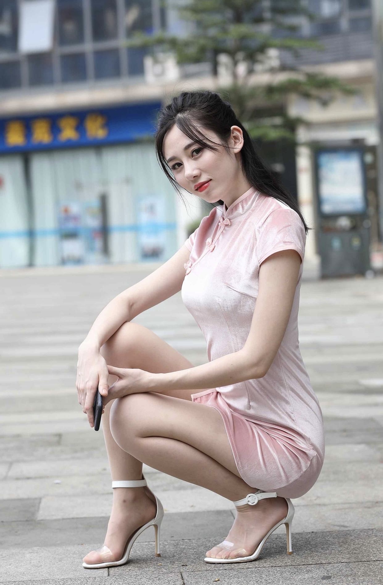 淡粉色旗袍搭配肉丝凉高跟——时尚清新靓丽气质迷人