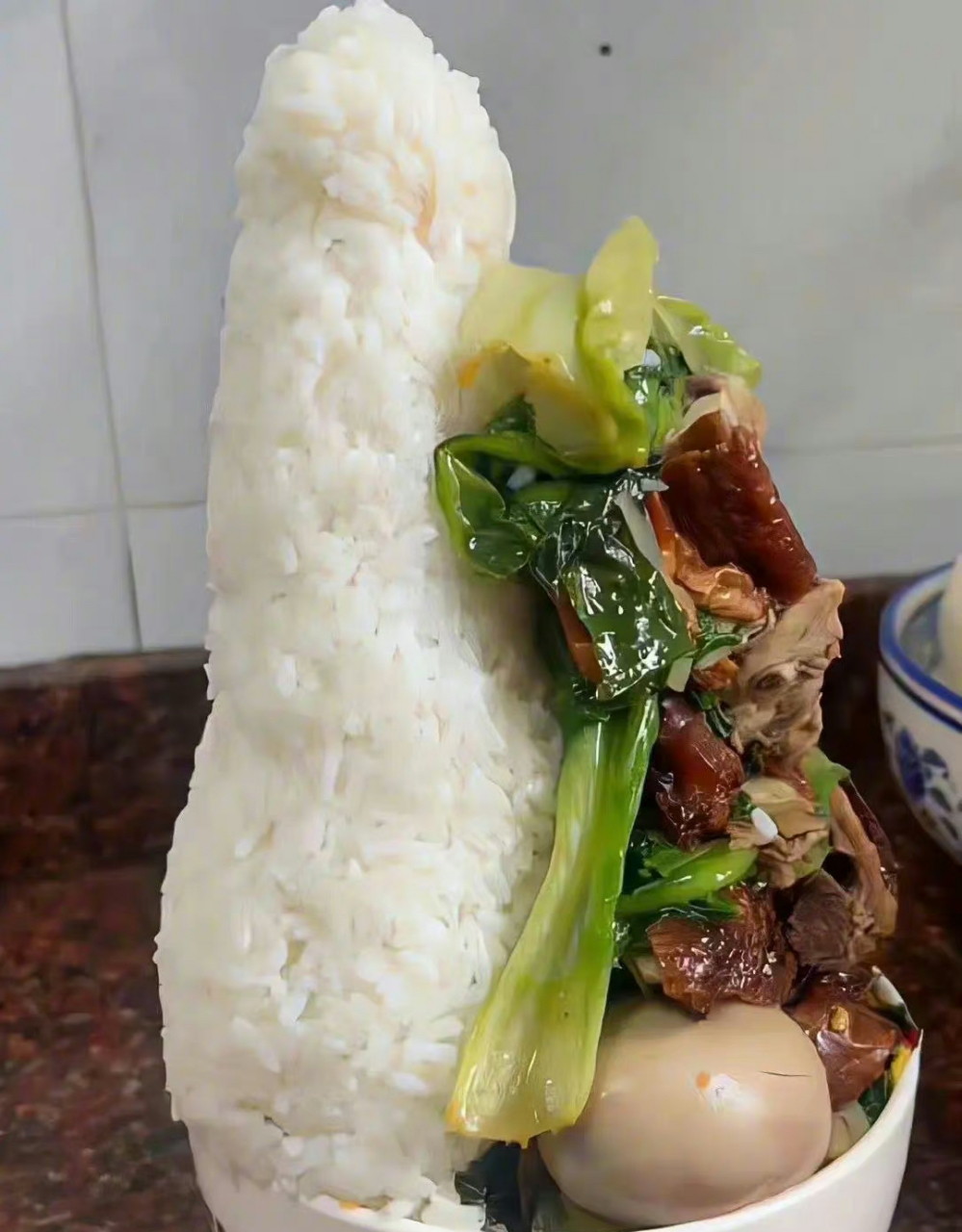 准备减肥了,每顿饭只吃半碗,坚持一个月看看效果.