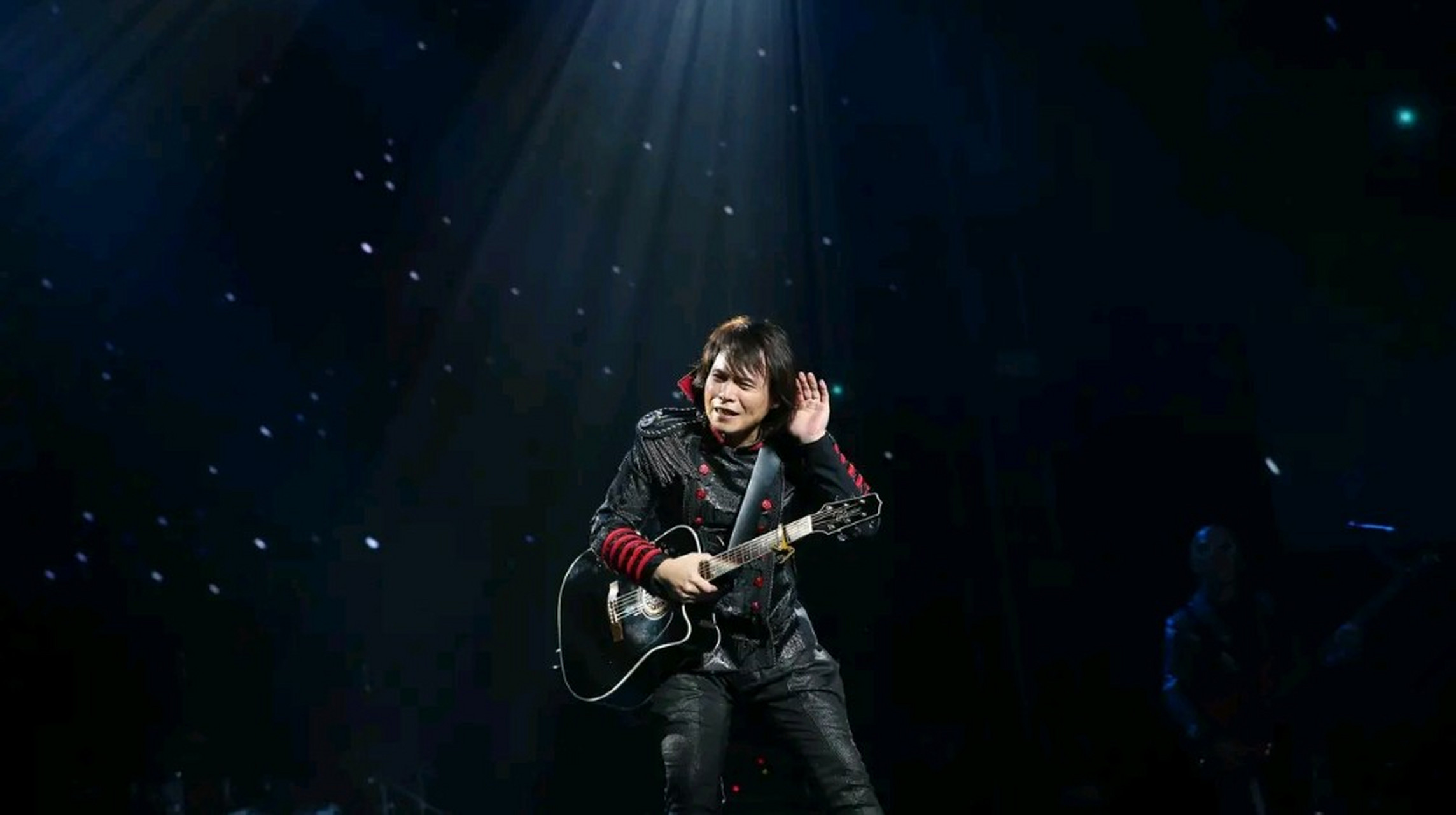 这次的演唱会却有些不同寻常,因为伍佰在演唱会上轮不到自己开口唱歌