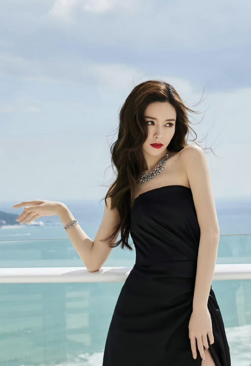 文咏珊身穿黑色开叉长裙显示美腿,腰肢纤细身材又好,大波浪卷发披肩