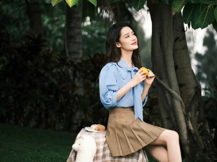 女明星被占便宜瞬间!杨幂被郭敬明揩油,刘亦菲遭群演咸猪手