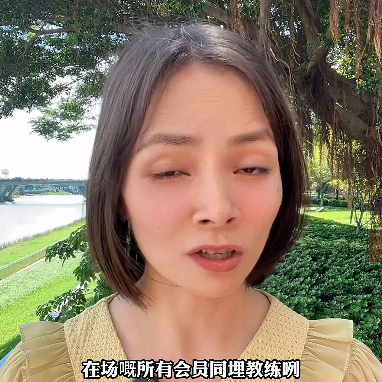 据报道,一名五十几岁的女性进入健身房后情绪失控,先是对工作人员无理