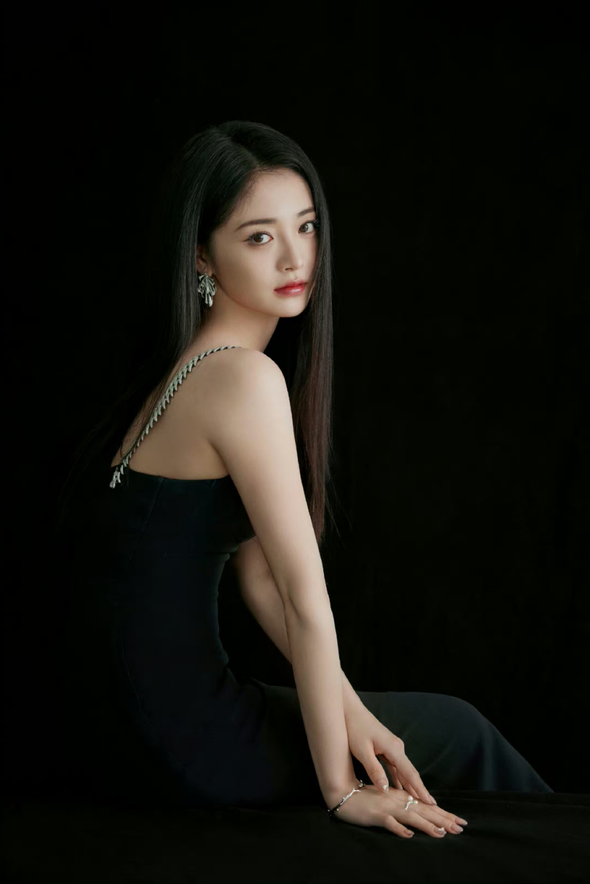 周洁琼# 一袭黑色吊带长裙,飘逸长发披肩,肤白貌美的容颜,窈窕曼玫哪