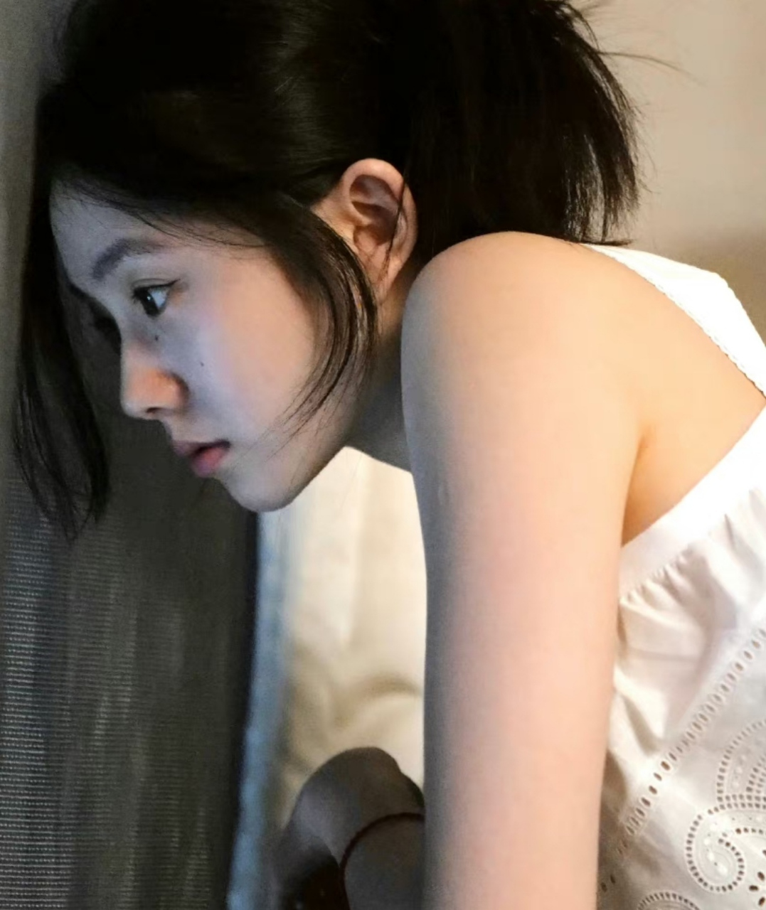 刘浩存自拍太会找角度,小个子被她拍成一米七的既视感,又白又瘦的外形