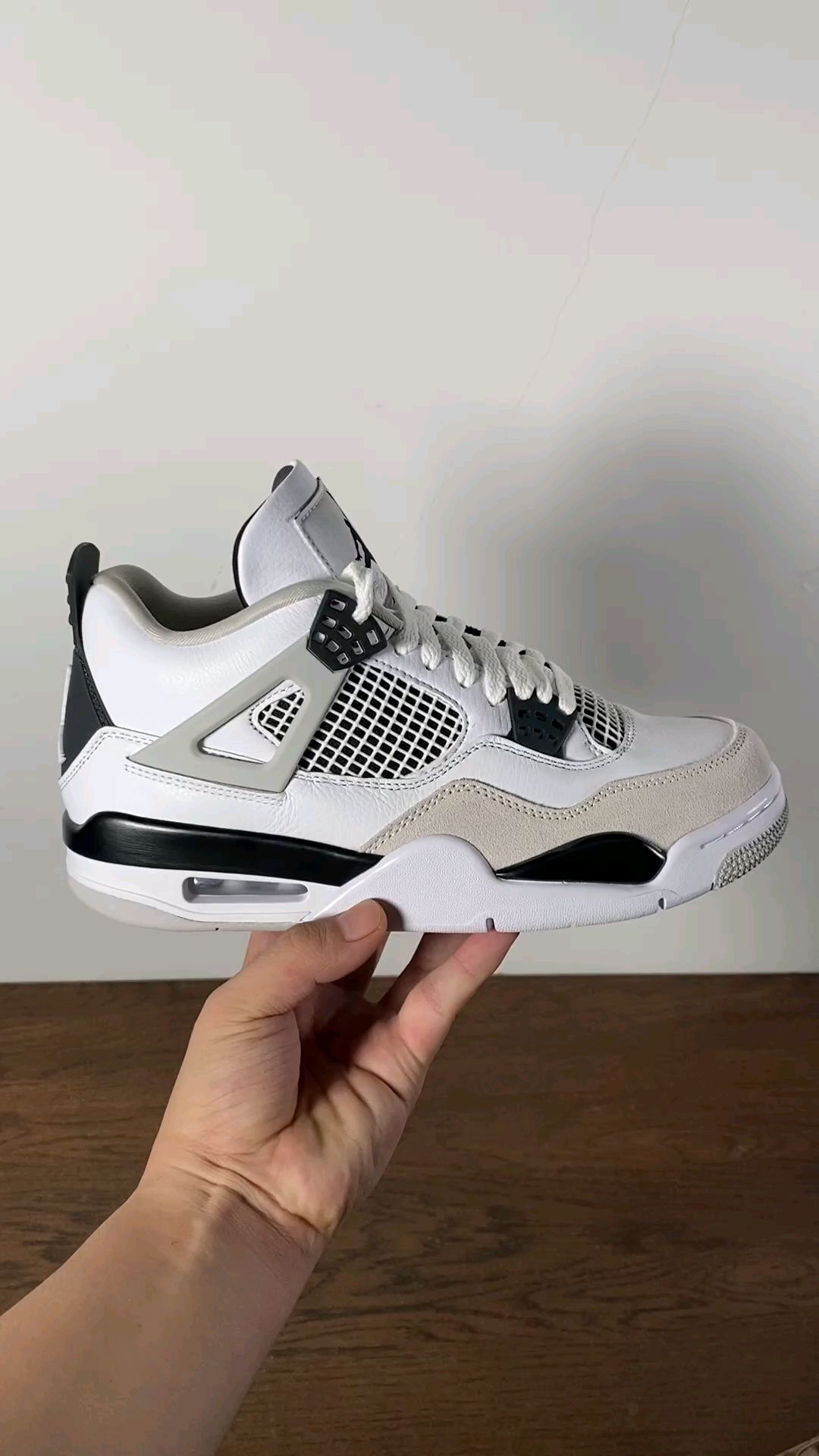 aj4小白水泥,颜值高,怎奈夏天穿搭太热,还是留给秋冬季节吧!