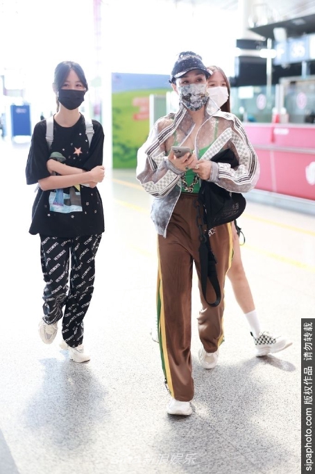组图：钟丽缇母女三个同框现身机场 两个女儿亭亭玉立