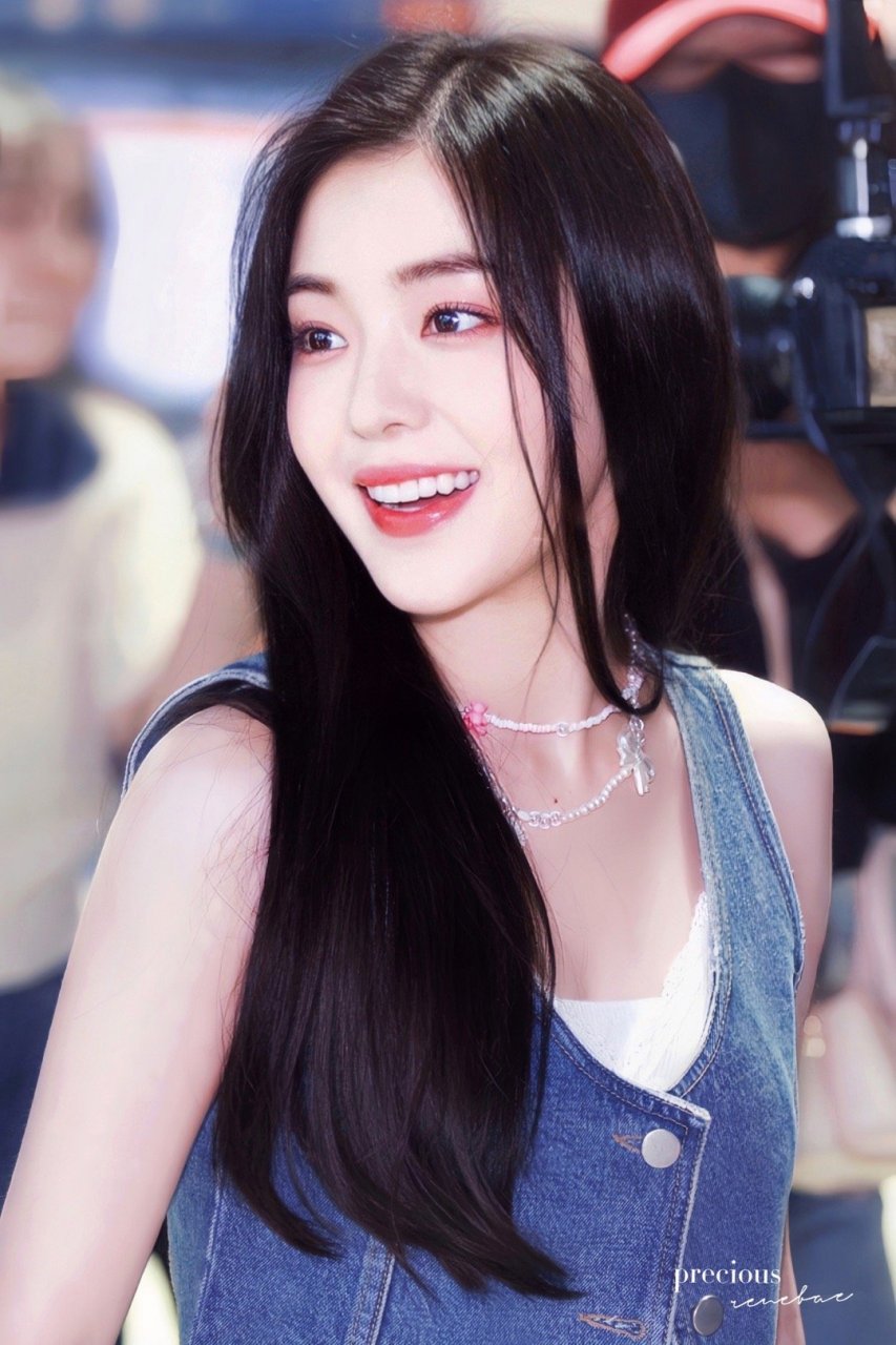 裴珠泫机场高清美图,牛仔衣清凉又甜美,"神颜" 名不虚传.