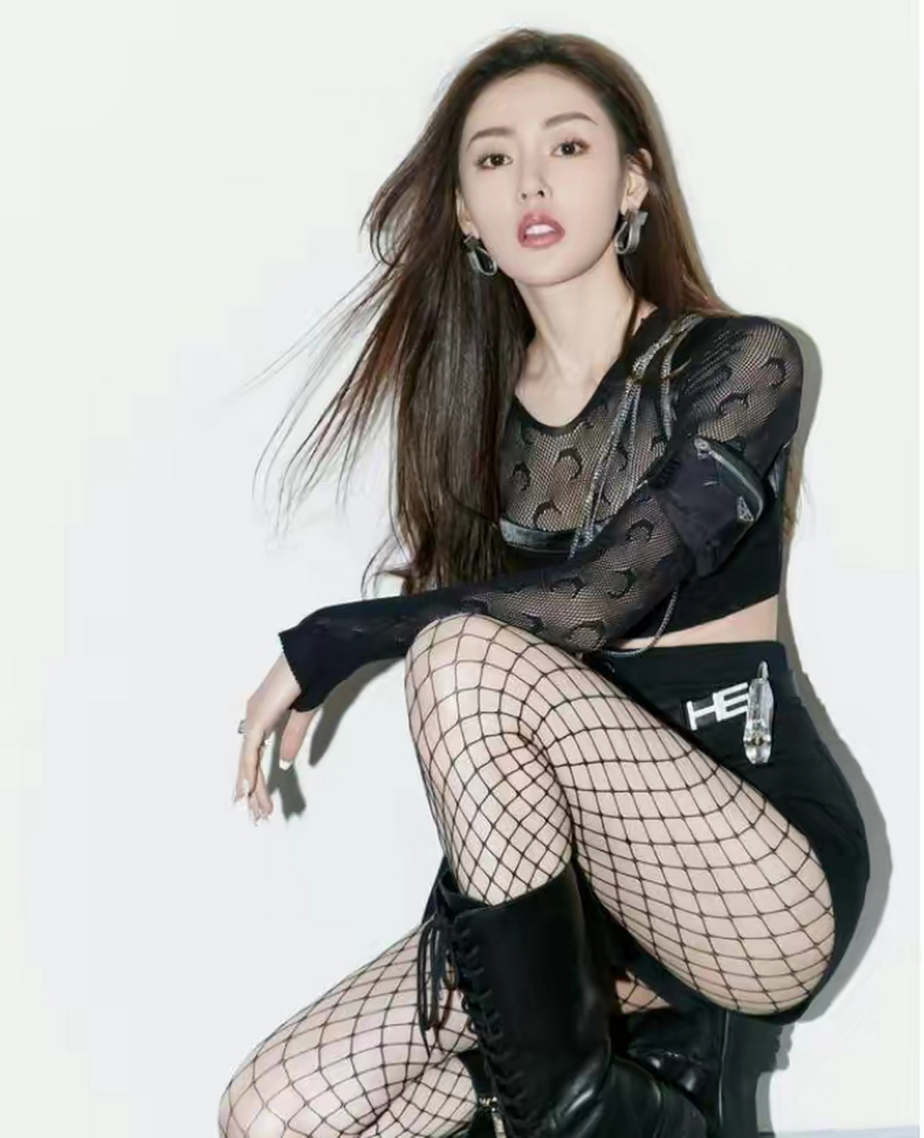 有种"蛙式"叫张天爱,露脐装配渔网丝袜,行走的"荷尔蒙"