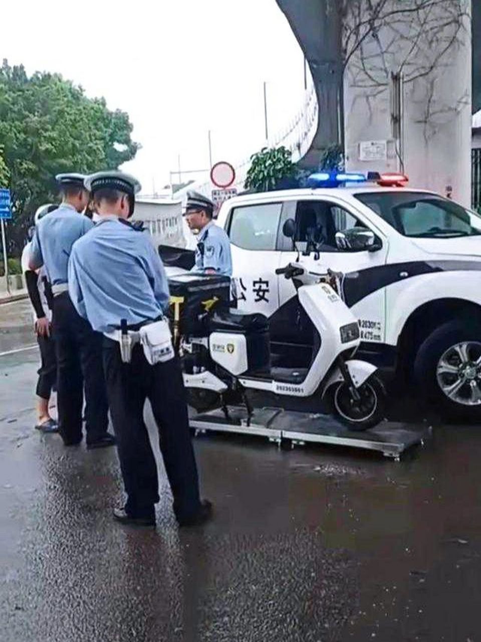 警察抓鸡图片