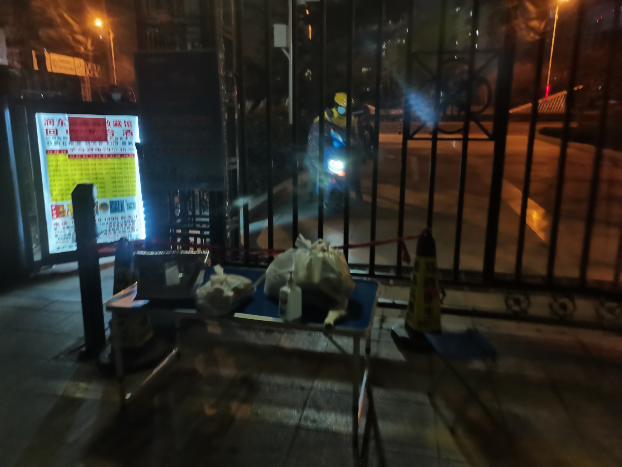 青岛目前餐饮店不能堂食,外卖不可进小区