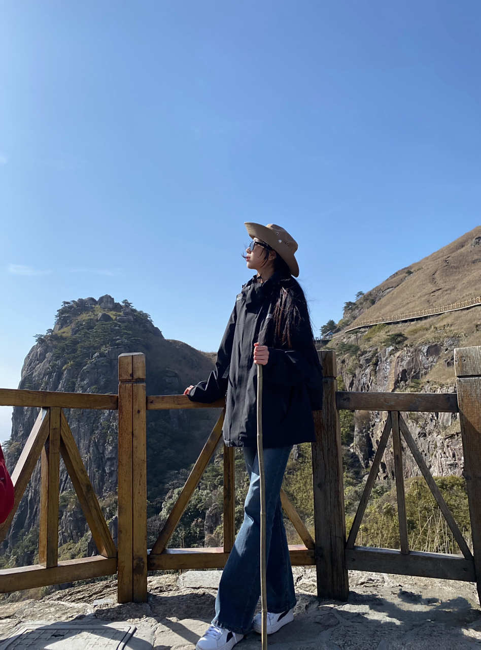 爬山穿搭,不管是防晒衣还是冲锋衣都很酷!