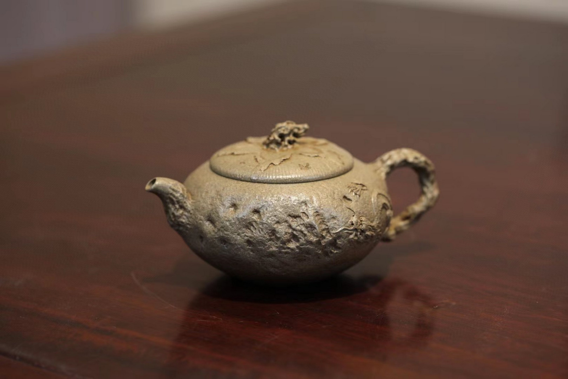 隐龙供春|优质青灰泥|200cc|全手  壶嘴,壶把由老树枝弯折成型,看似